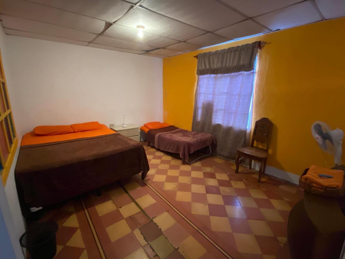 4 Grados Hostel Guatemala City Exterior photo